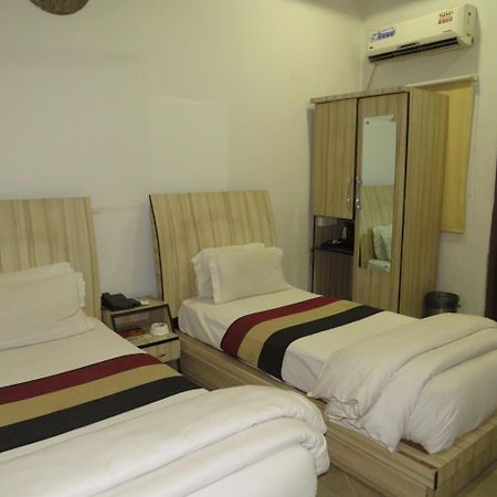Oyo 1358 Hotel Crossroad Lucknow Ngoại thất bức ảnh