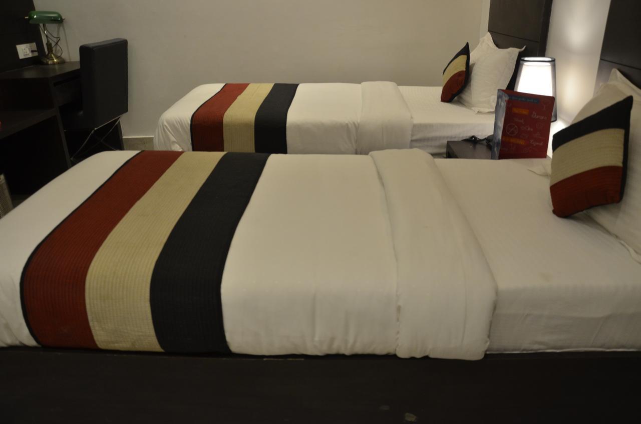 Oyo 1358 Hotel Crossroad Lucknow Ngoại thất bức ảnh