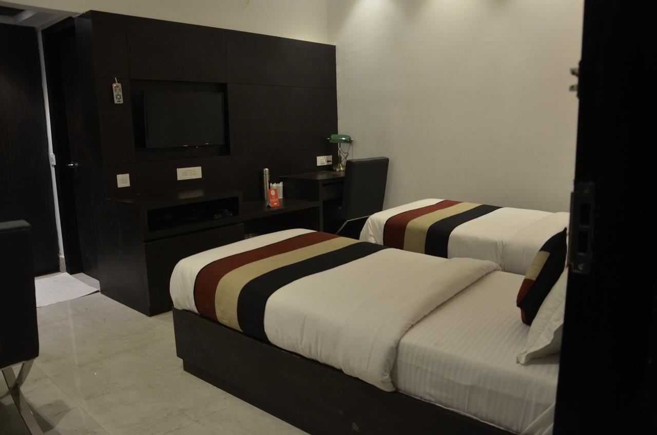 Oyo 1358 Hotel Crossroad Lucknow Ngoại thất bức ảnh