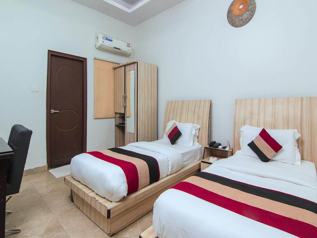 Oyo 1358 Hotel Crossroad Lucknow Ngoại thất bức ảnh