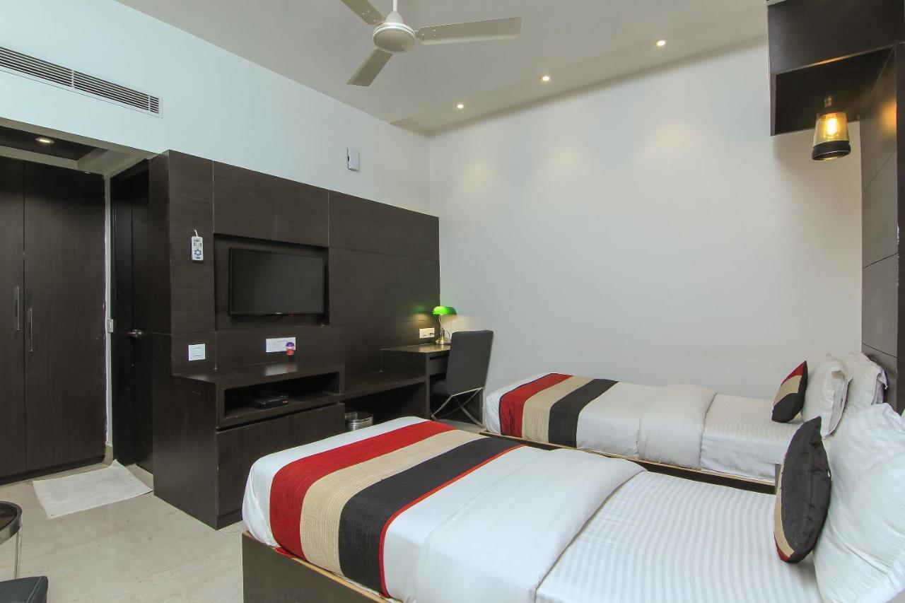 Oyo 1358 Hotel Crossroad Lucknow Ngoại thất bức ảnh