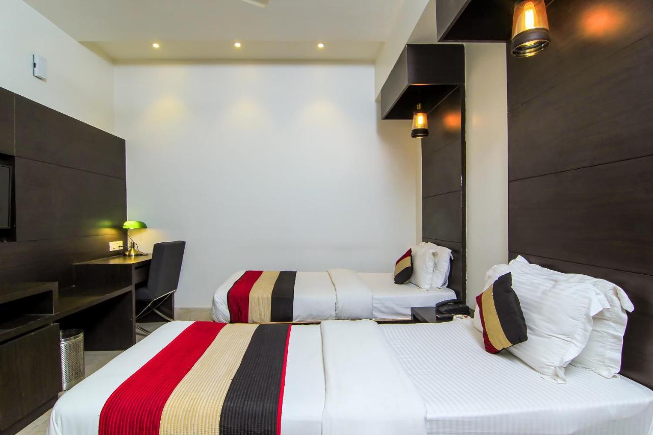 Oyo 1358 Hotel Crossroad Lucknow Ngoại thất bức ảnh