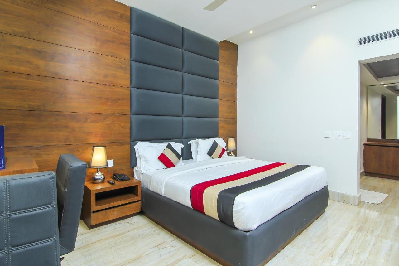 Oyo 1358 Hotel Crossroad Lucknow Ngoại thất bức ảnh