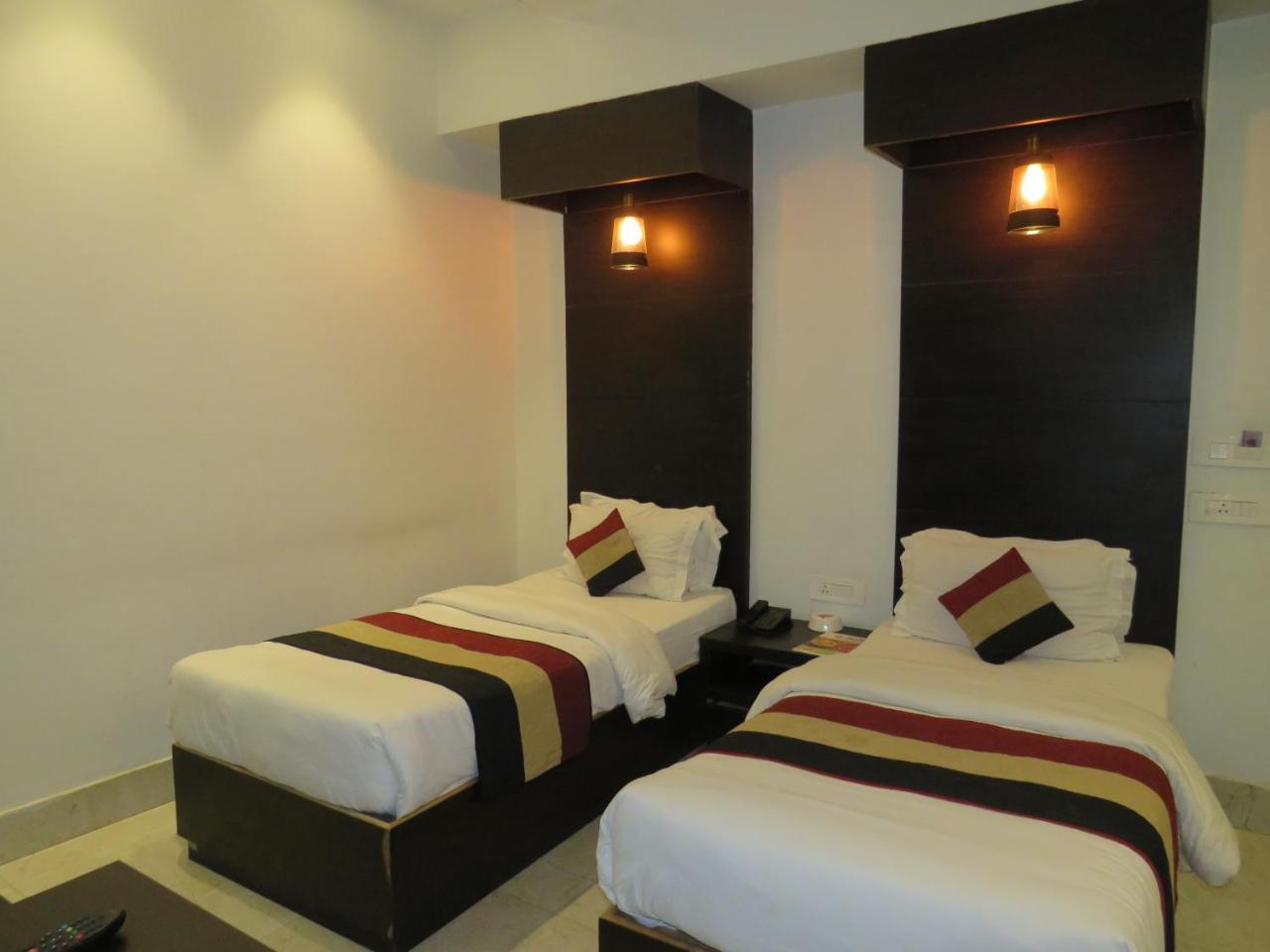 Oyo 1358 Hotel Crossroad Lucknow Ngoại thất bức ảnh