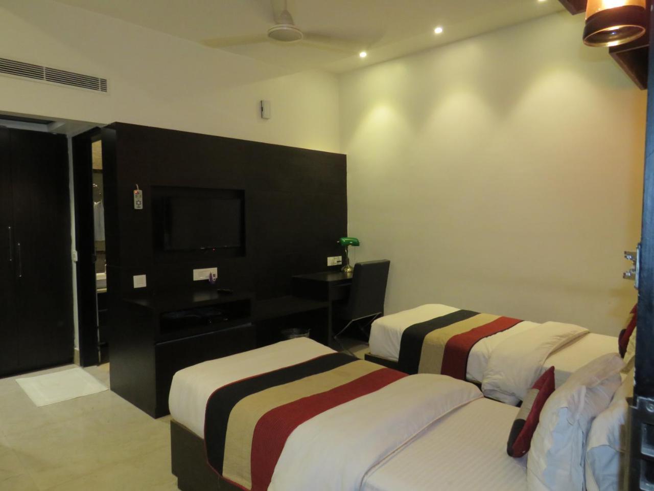 Oyo 1358 Hotel Crossroad Lucknow Ngoại thất bức ảnh